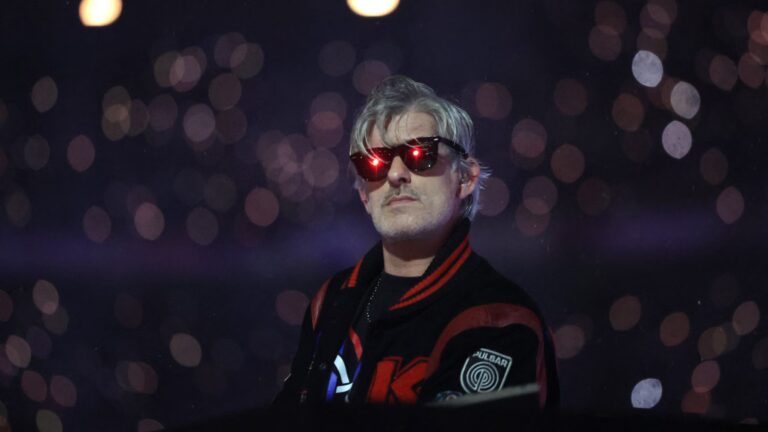 Kavinsky décède, un choc pour la scène musicale électro et ses artistes comme The Weeknd et Angèle.