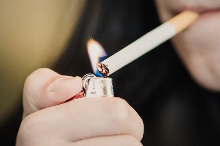 Interdiction de la cigarette pour les jeunes : des pays adoptent cette mesure recommandée par l’Assurance maladie.