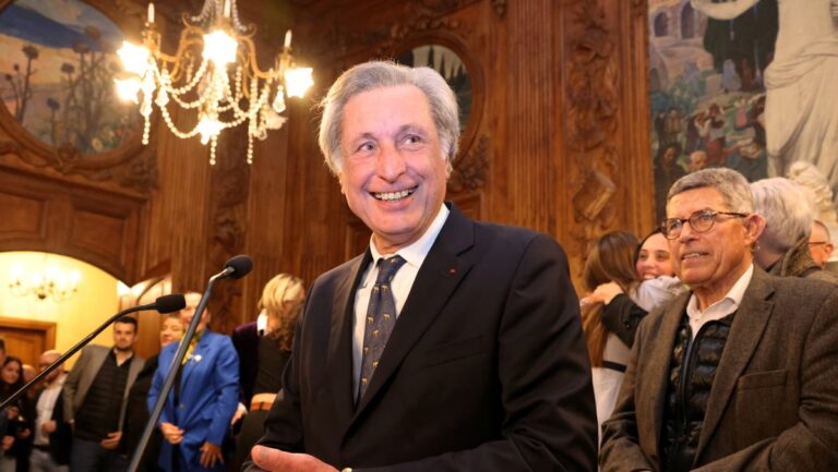 Patrick de Carolis nommé commandeur de la Légion d’honneur pour son engagement à Arles
