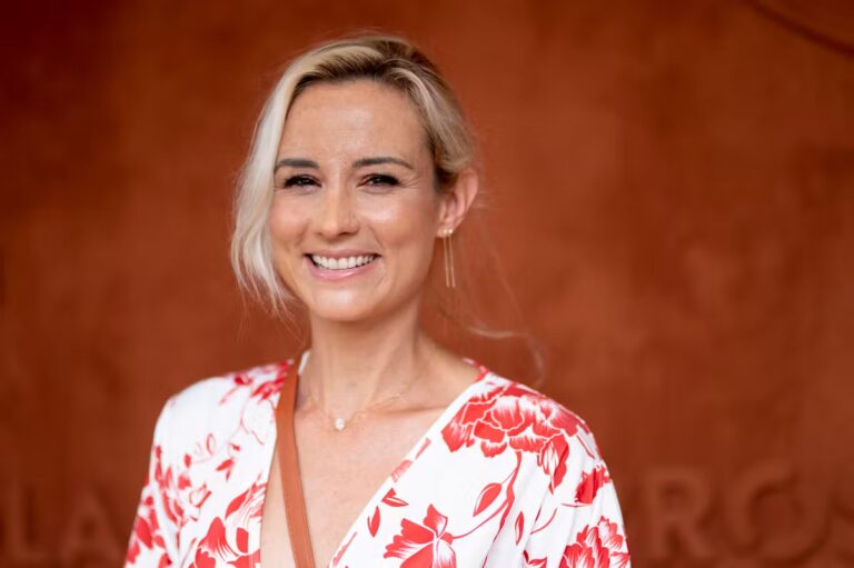 Élodie Gossuin évoque l’excédent de peau sur son ventre après des grossesses gémellaires.