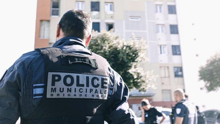 Deux adolescentes en fugue de Grenoble retrouvées à Marseille, l’hébergeur interpellé.