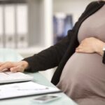 Licenciée après annonce de grossesse, une femme poursuit son employeur en justice.