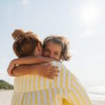 Les enfants demandent plus de câlins par temps chaud, selon des experts en psychologie.