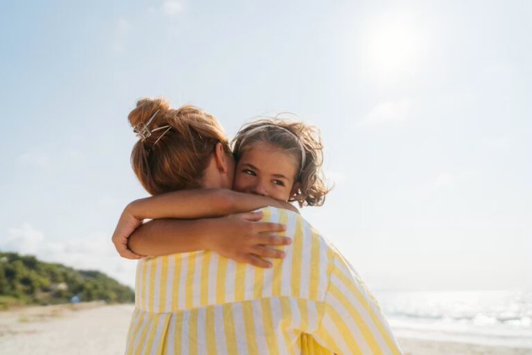 Les enfants demandent plus de câlins par temps chaud, selon des experts en psychologie.