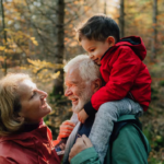 Les vacances chez les grands-parents favorisent le développement des enfants, selon des études.