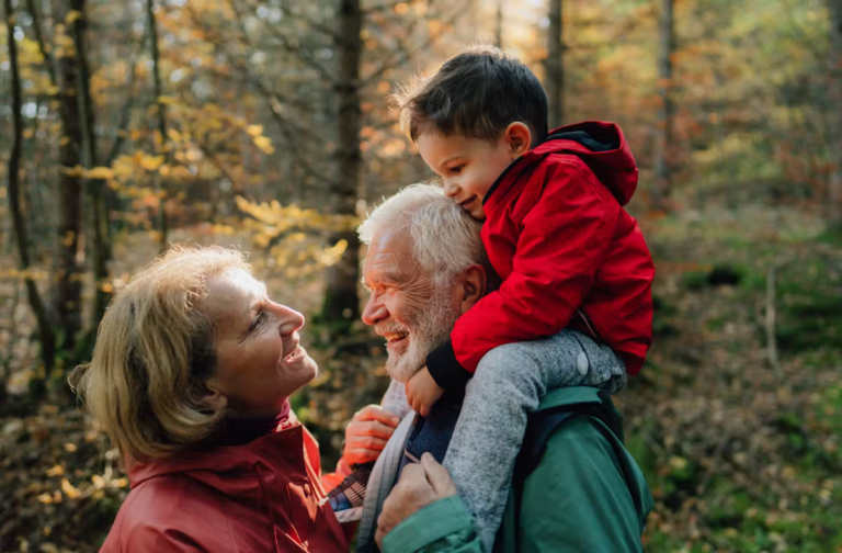 Les vacances chez les grands-parents favorisent le développement des enfants, selon des études.