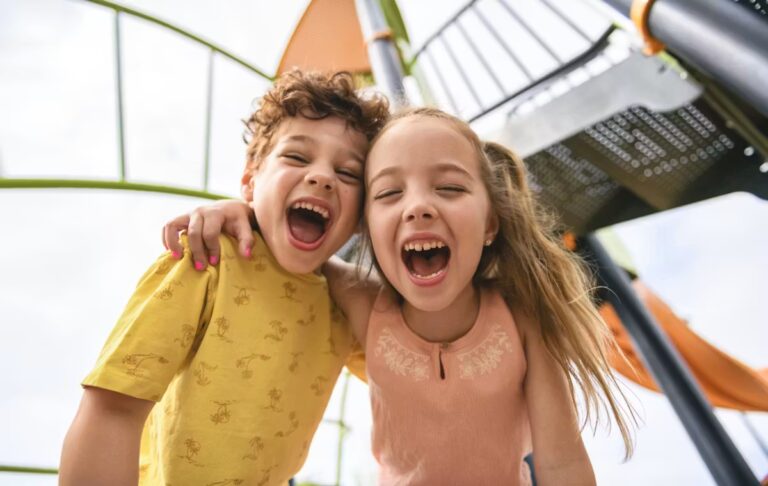 Les enfants heureux en vacances adoptent souvent des habitudes communes, selon une étude.