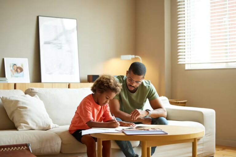 Comment une maîtresse aide les enfants à travailler le français et les maths pendant les vacances