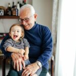 Les grands-parents renforcent les liens avec leurs petits-enfants grâce à trois phrases clés.