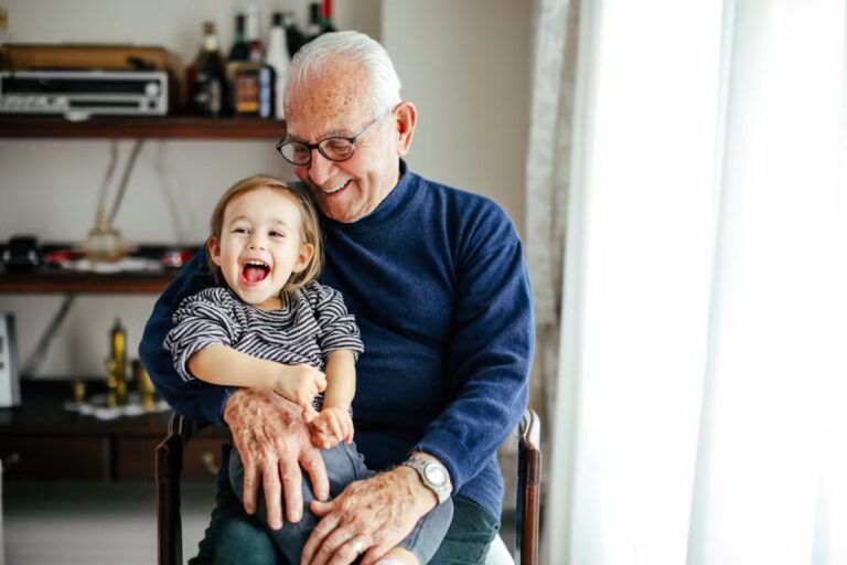 Les grands-parents renforcent les liens avec leurs petits-enfants grâce à trois phrases clés.