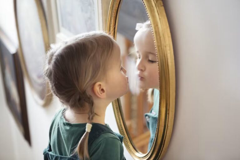 Les enfants à l’aise avec leur corps entendent souvent trois phrases clés selon des études.