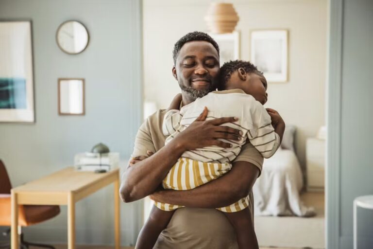 Les enfants qui parlent librement à leurs parents entendent souvent trois phrases courantes.