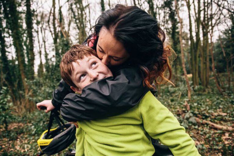 Les enfants avec une intelligence émotionnelle développée adoptent trois comportements clés.