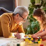 Les grands-parents encouragent des échanges enrichissants avec leurs petits-enfants.