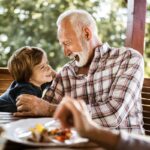 Grands-parents : trois remarques à éviter sur le corps des enfants pour préserver leur estime de soi.