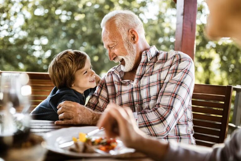 Grands-parents : trois remarques à éviter sur le corps des enfants pour préserver leur estime de soi.