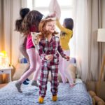 Questions essentielles à poser aux parents avant d’organiser une soirée pyjama pour enfants