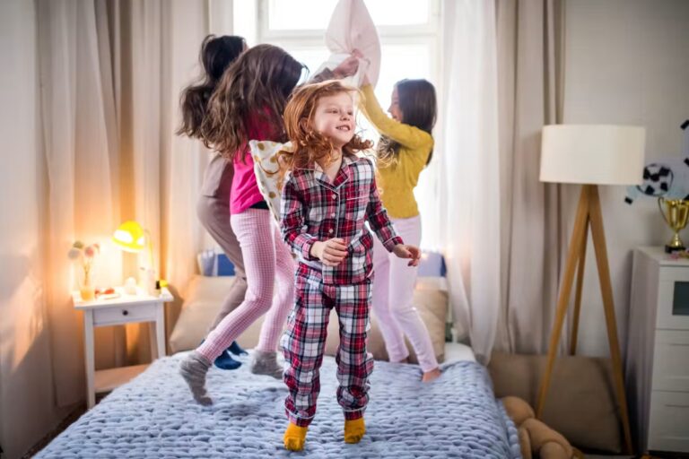 Questions essentielles à poser aux parents avant d’organiser une soirée pyjama pour enfants
