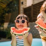 Frères et sœurs : des souvenirs de vacances divergents expliqués par des études psychologiques.
