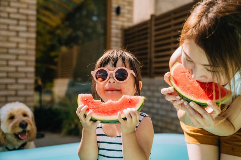 Frères et sœurs : des souvenirs de vacances divergents expliqués par des études psychologiques.