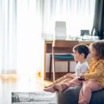 Une étude révèle qu&rsquo;une habitude estivale réduit le temps d&rsquo;écran chez les jeunes.