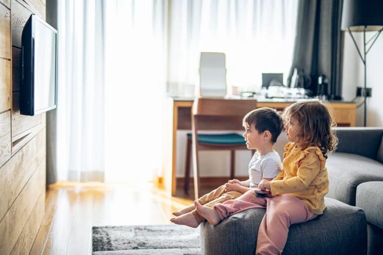 Une étude révèle qu’une habitude estivale réduit le temps d’écran chez les jeunes.