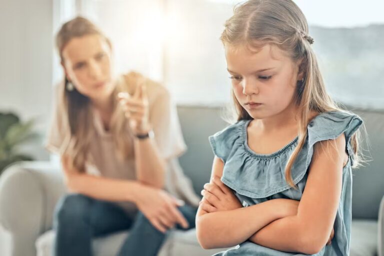 Des techniques pour inciter un enfant à écouter sans élever la voix.
