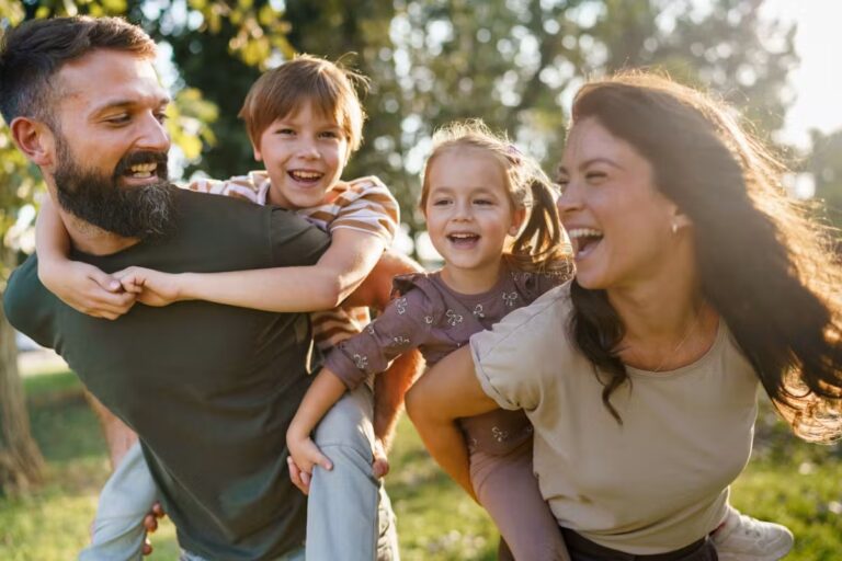 Les enfants heureux partagent un trait commun avec leurs parents, selon une étude récente.