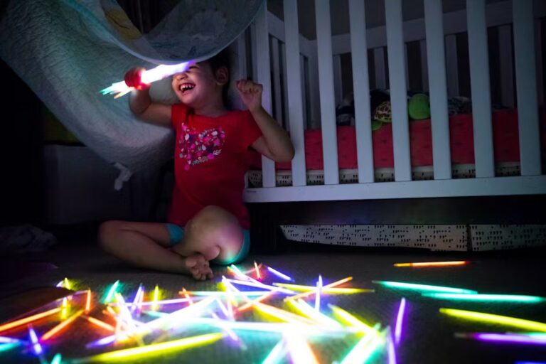 Une routine du soir pendant les vacances aide les enfants à créer des souvenirs durables.