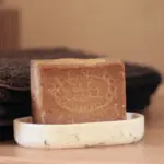 Avis des dermatologues sur le savon d&rsquo;Alep : efficacité et sécurité en question.