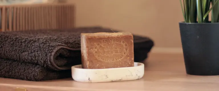 Avis des dermatologues sur le savon d’Alep : efficacité et sécurité en question.