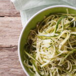 Salade de courgette crue à la sauce asiatique : une recette simple et fraîche à découvrir.