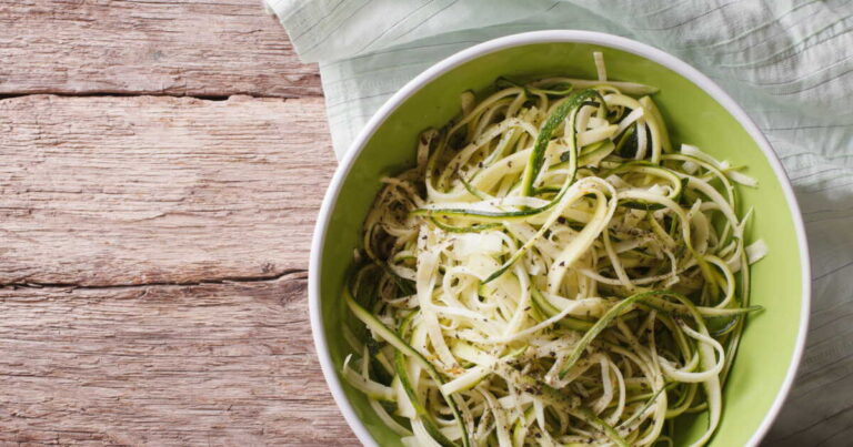 Salade de courgette crue à la sauce asiatique : une recette simple et fraîche à découvrir.