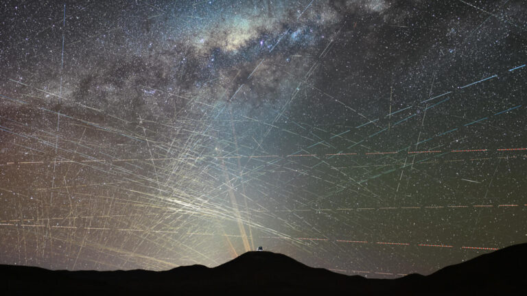 Satellites en orbite : les astronomes alertent sur la saturation des constellations spatiales.