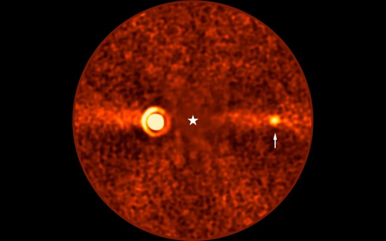 Une troisième planète découverte autour de Bêta Pictoris par des astronomes européens.
