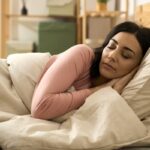 Dormir 1h20 de moins par nuit peut entraîner une prise de poids, selon une étude.