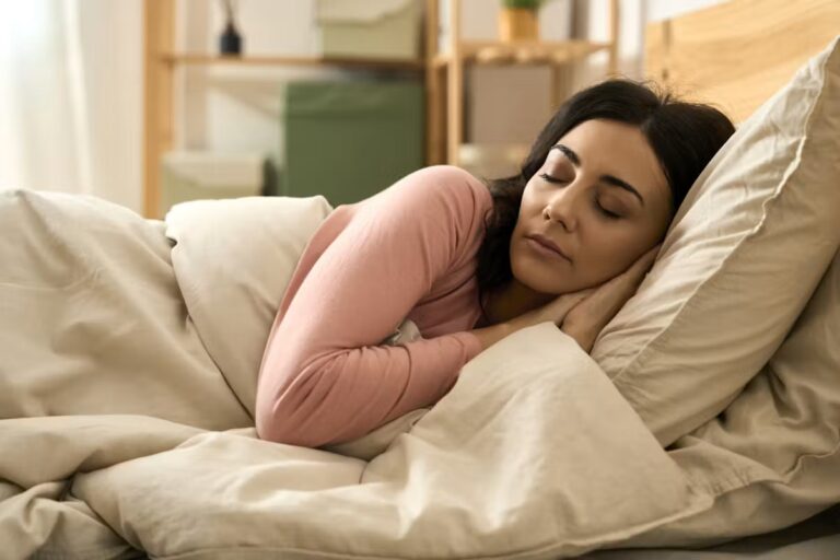 Dormir 1h20 de moins par nuit peut entraîner une prise de poids, selon une étude.