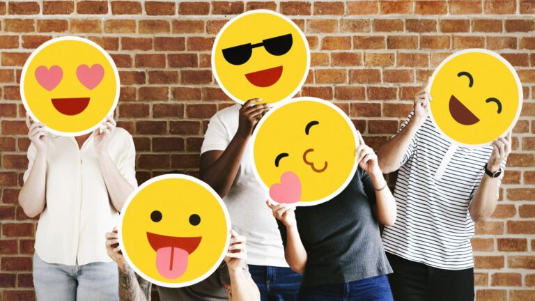 Journée mondiale des émojis : l’influence des icônes sur les interactions numériques.