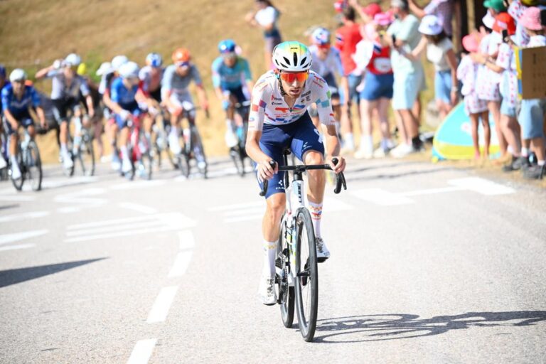 Jordan Jegat, 10e au Tour de France, souligne sa présence dans la compétition.