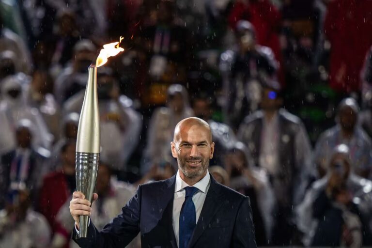 Zinédine Zidane et l’équipe de France : enjeux et défis d’une succession historique