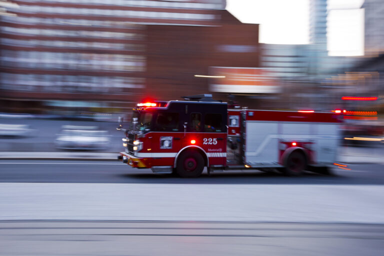 Un incendie à des-Prairies mobilise une centaine de pompiers sur le terrain.