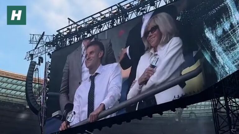 Emmanuel et Brigitte Macron assistent au concert de BTS, suscitant des réactions diverses.