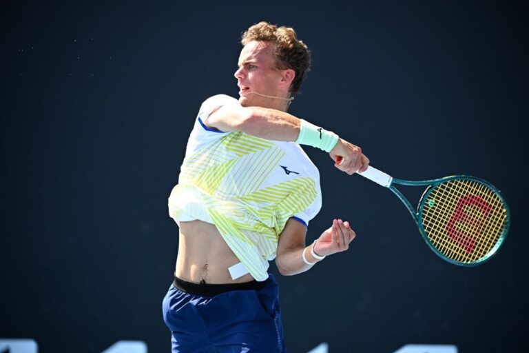 Luca Van Assche remporte son premier titre ATP à Estoril face à Alexander Blockx.