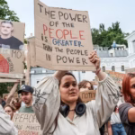 En Ukraine, le mouvement « Maïdan de carton » persiste face aux critiques gouvernementales.