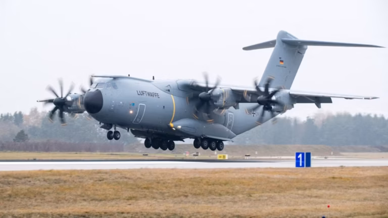 Incendies : l’A400M d’Airbus pourrait être déployé pour des missions de secours.