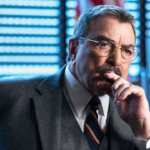 Tom Selleck critique l’annulation de Blue Bloods après deux ans d’absence de la série.