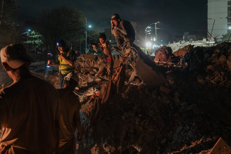Séismes au Venezuela : Deux adolescents poursuivent la recherche de leur mère disparue.