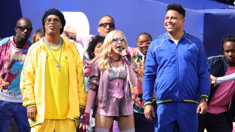 Argentine : Deux légendes du football assistent au spectacle de Madonna.