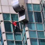 Un grimpeur atteint le sommet de la Taipei 101 sans équipement, sans erreur possible.