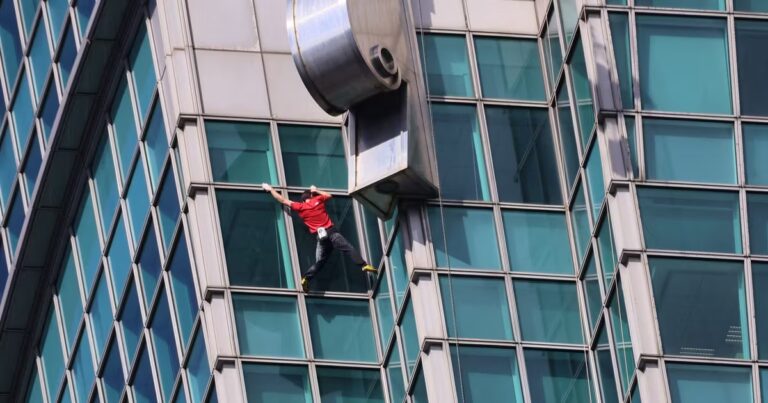 Un grimpeur atteint le sommet de la Taipei 101 sans équipement, sans erreur possible.
